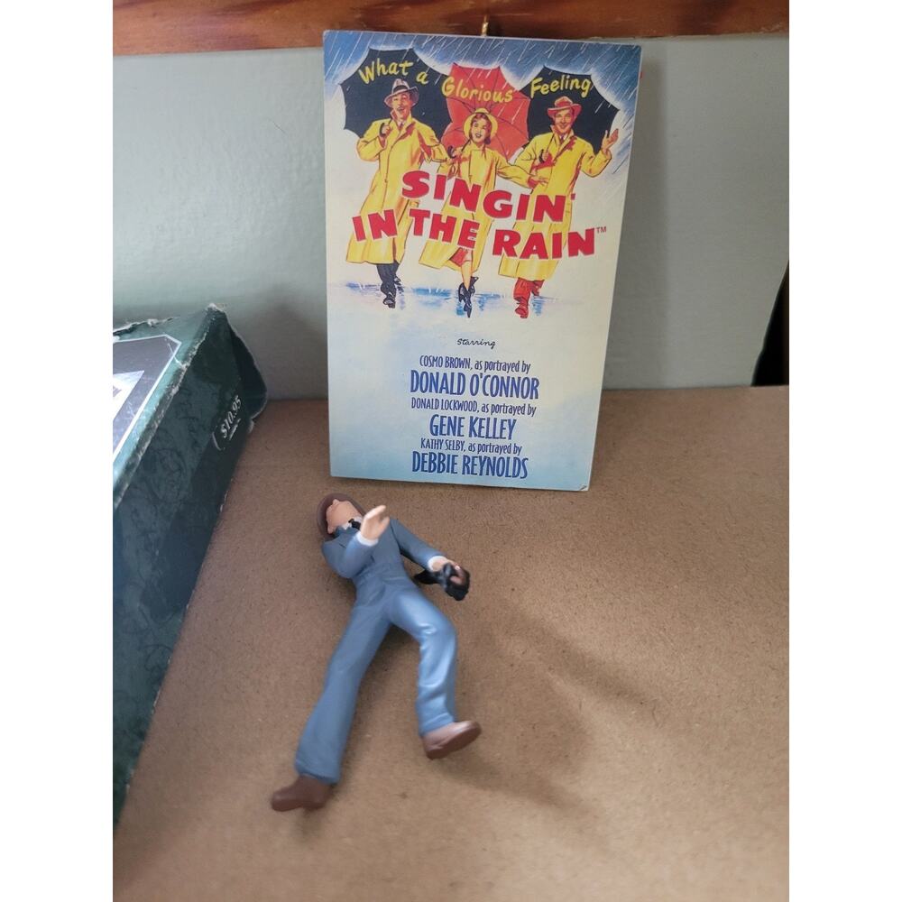 Vintage Hallmark singin' Singing in the Rain Ornament 1998 Gene Kelley set 2 - Picture 3 of 9
